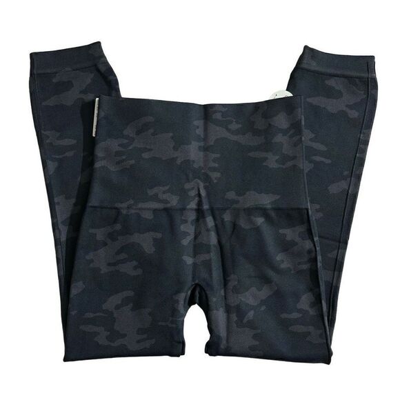 Spanx Look at Me Now Seamless Leggings Cropped
Black Camo size XS new - Picture 6 of 11